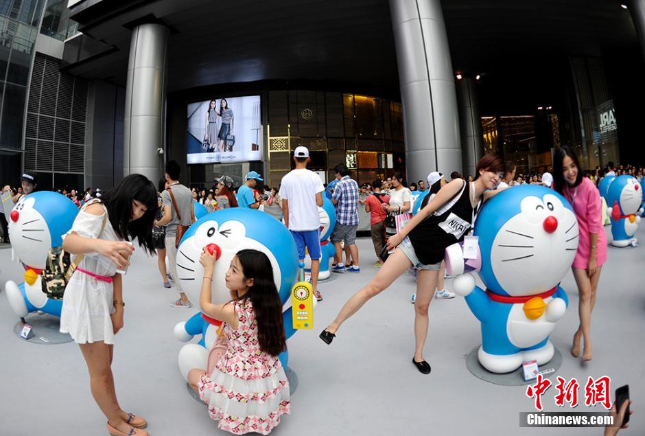 圖為成都民眾與哆啦A夢(mèng)合影留念。