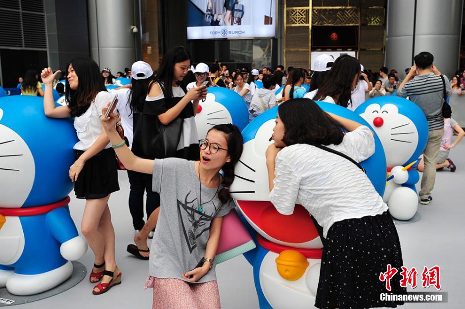 圖為成都民眾與哆啦A夢(mèng)合影留念。