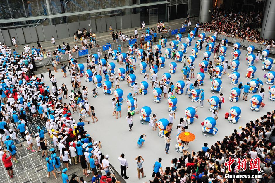 圖為成都民眾狂熱追捧哆啦A夢(mèng)。