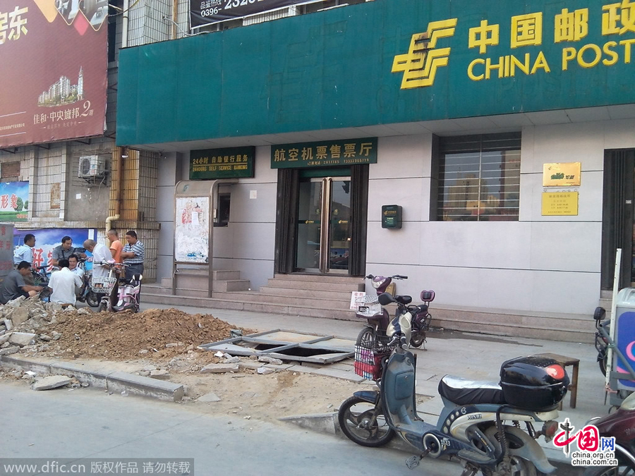 銀行東門(mén)被一個(gè)個(gè)土坑包圍,可是銀行依舊堅(jiān)挺.