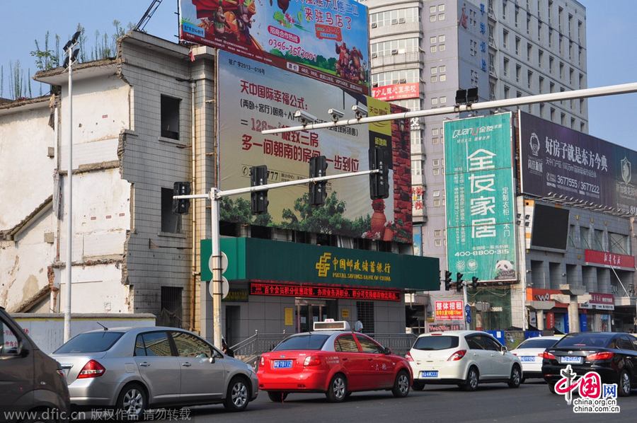 茶余飯后,人們談?wù)撟疃嗟木褪沁@座堅(jiān)挺的小樓。