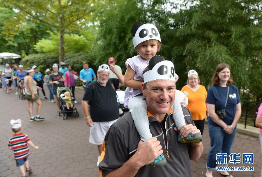 8月23日,在美國華盛頓的國家動物園,人們排隊參加大熊貓“寶寶”的慶生活動。