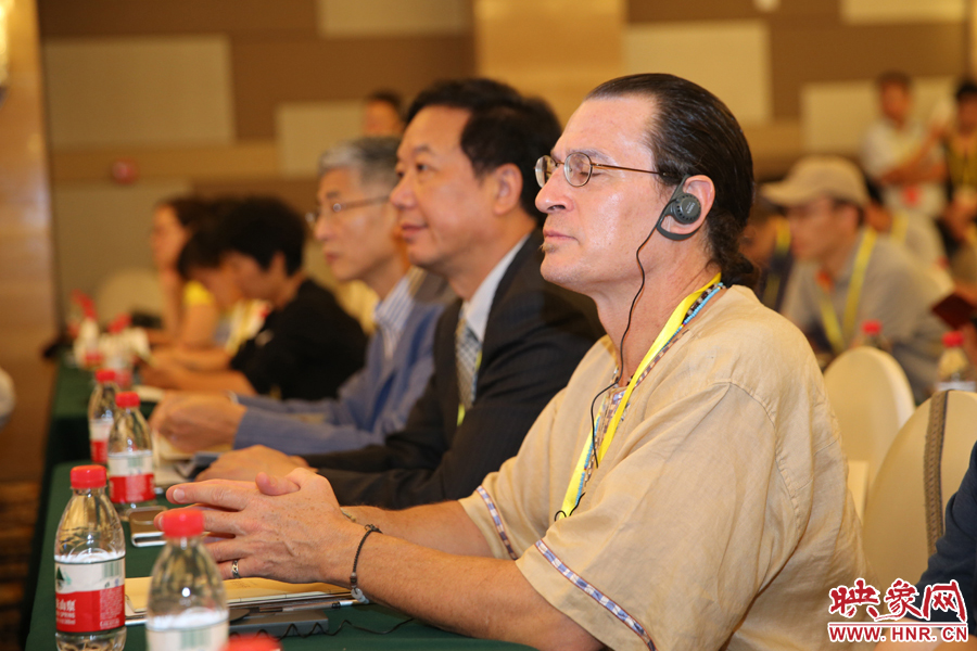 身著特色服飾的外國(guó)嘉賓。