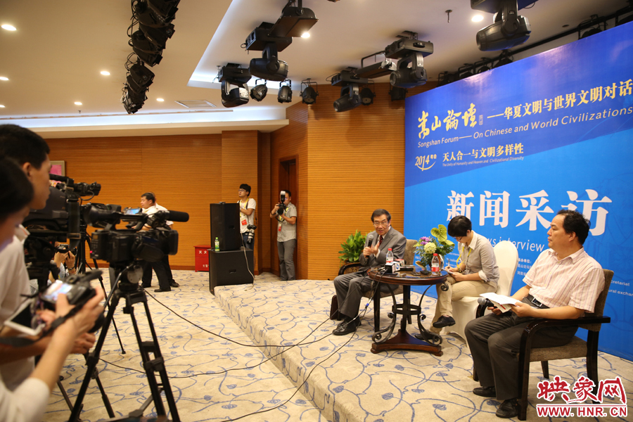 嵩山論壇新聞采訪(fǎng)現(xiàn)場(chǎng)。