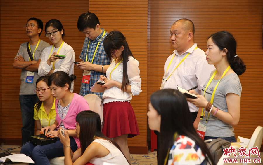  媒體記者集中采訪(fǎng)專(zhuān)家學(xué)者。