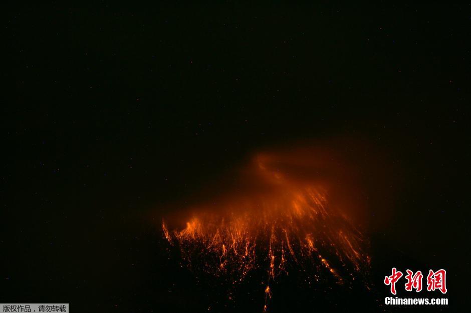 當?shù)貢r間8月24日，厄瓜多爾通古拉瓦火山噴發(fā)，熔巖噴出宛如末世。