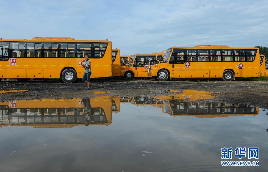 8月29日，溫嶺市城西街道芷勝莊村一名小男孩從閑置的校車邊走過。