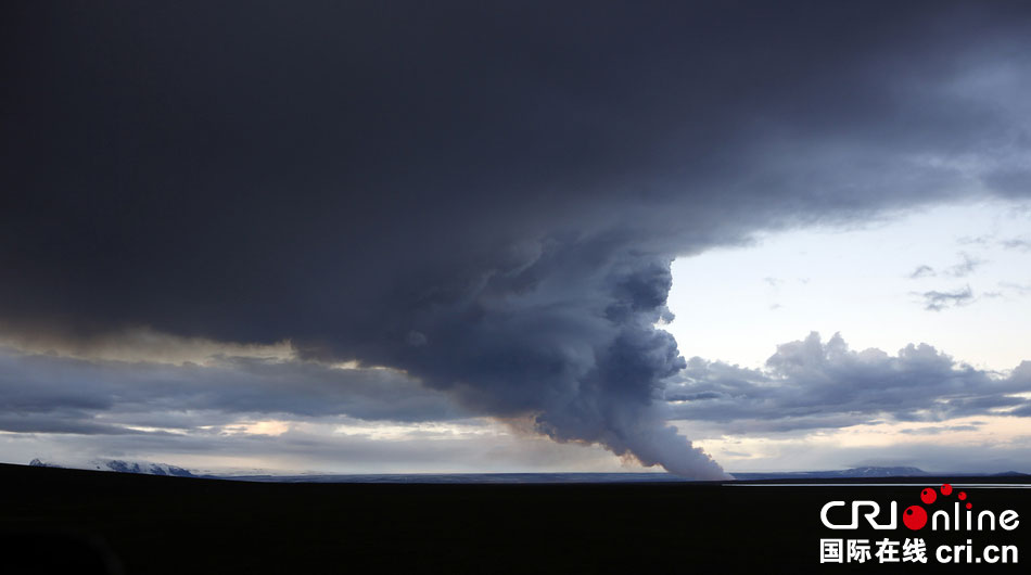 冰島火山出現(xiàn)新裂縫再度噴發(fā) 發(fā)布紅色預(yù)警 冰島火山出現(xiàn)新裂縫再度噴發(fā) 發(fā)布紅色預(yù)警
