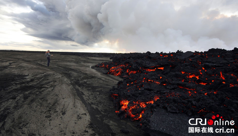 冰島火山出現(xiàn)新裂縫再度噴發(fā) 發(fā)布紅色預(yù)警 冰島火山出現(xiàn)新裂縫再度噴發(fā) 發(fā)布紅色預(yù)警
