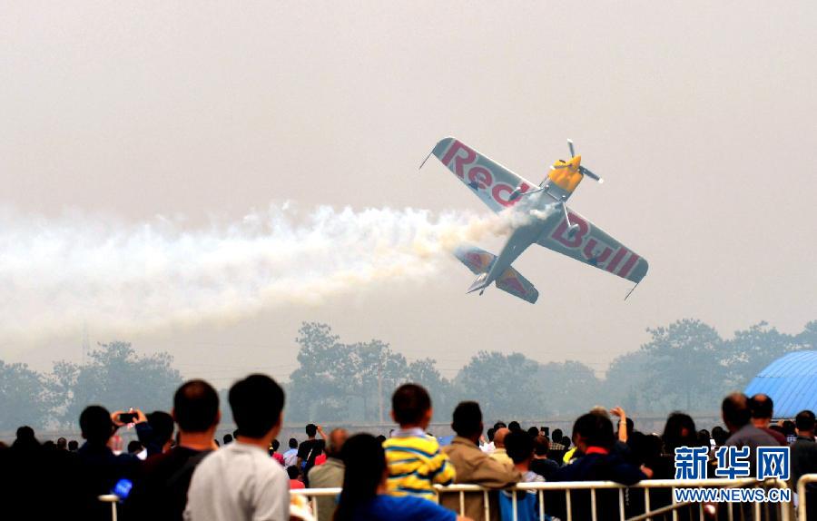 　9月13日，特技隊員在進行空中飛行表演。