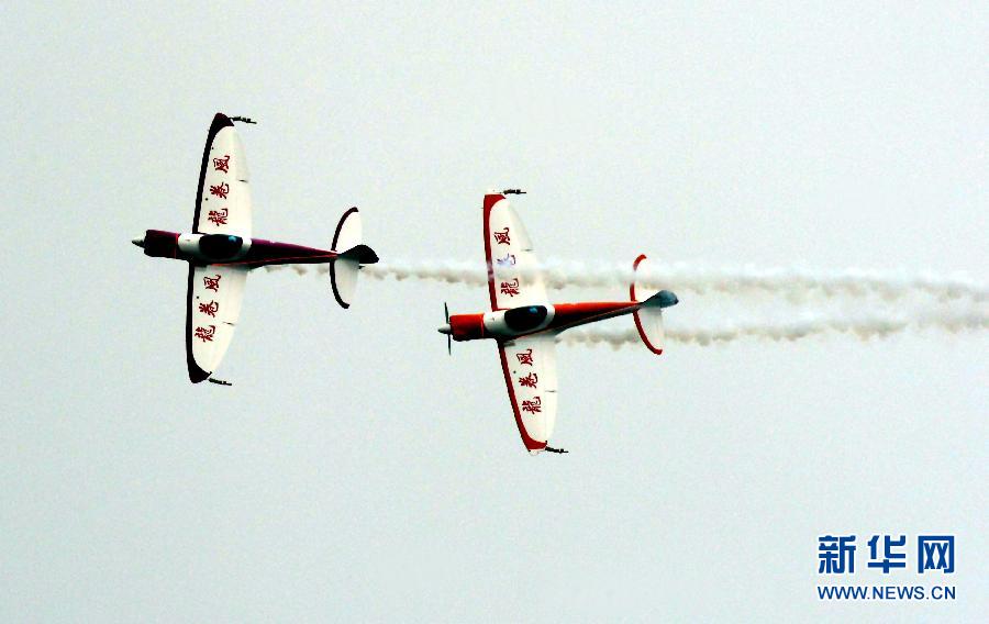 9月13日，特技隊員在進行空中飛行表演。