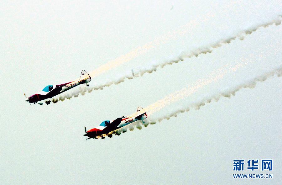 9月13日，特技隊員在進行空中飛行表演。