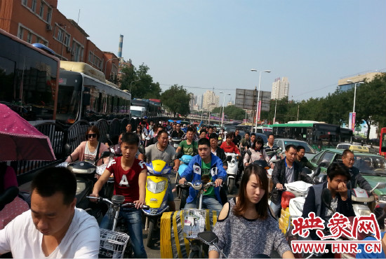 在一些易堵路段車輛仍然“寸步難行”。