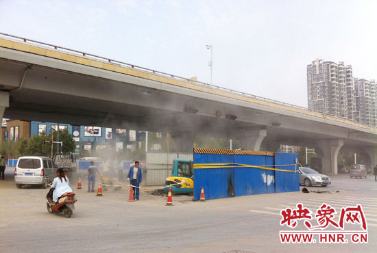 施工單位對塌陷處進(jìn)行路面切割，造成路面塵土飛揚。