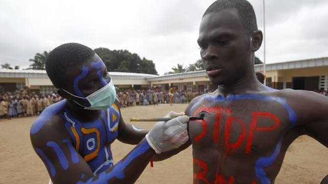 科特迪瓦演員表演宣傳對抗埃博拉疫情 科特迪瓦演員表演宣傳對抗埃博拉疫情