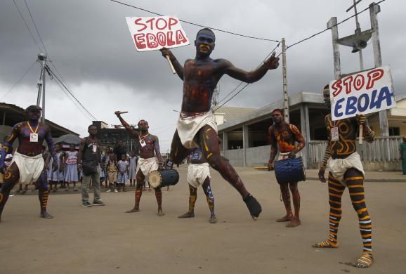 科特迪瓦演員表演宣傳對抗埃博拉疫情 科特迪瓦演員表演宣傳對抗埃博拉疫情