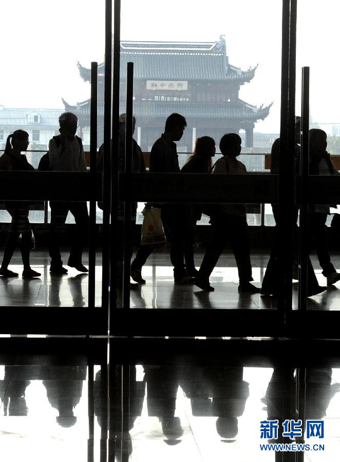 10月6日，旅客排隊(duì)進(jìn)入蘇州火車(chē)站二樓候車(chē)大廳。