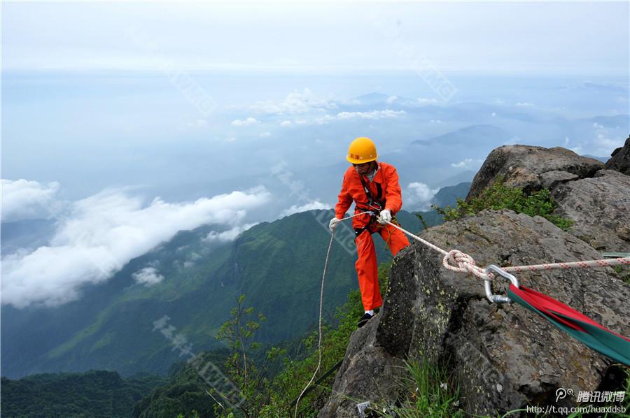 10月5日，峨眉山景區(qū)清潔工彭文才下到巖壁清理游客丟棄的垃圾。