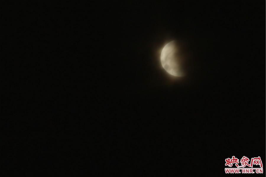 20：02月亮在云層中忽隱忽現(xiàn)。