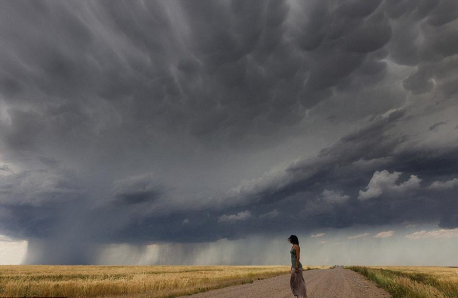 夫婦追逐風(fēng)暴 丈夫?yàn)槠拮优摹帮L(fēng)暴寫真”