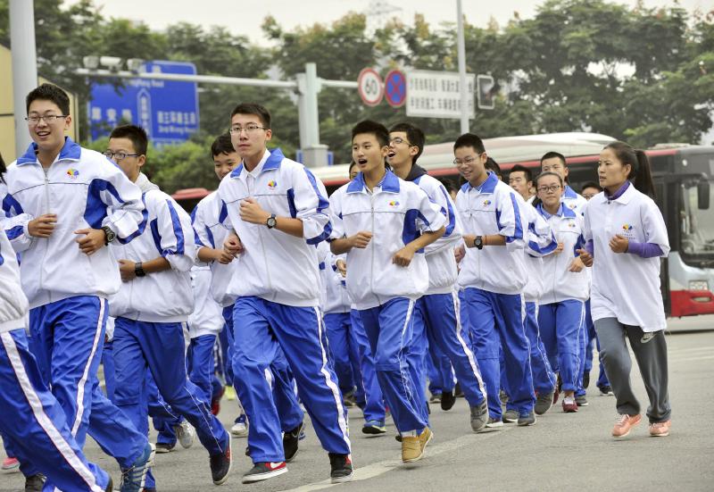 10月14日，成都七中萬達學校實行三年跑六百公里才能畢業(yè)，現(xiàn)場學生開始長跑。