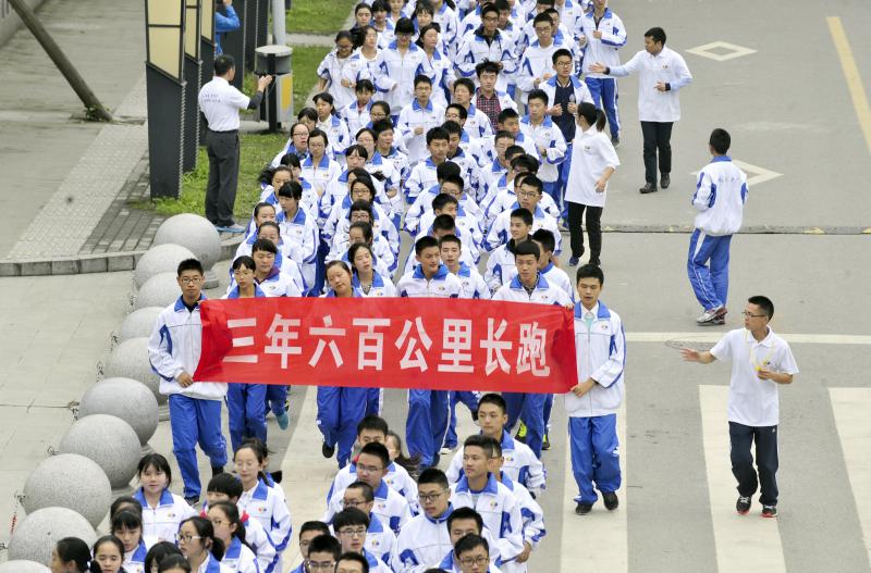 10月14日，成都七中萬達學校實行三年跑六百公里才能畢業(yè)，現(xiàn)場學生開始長跑。