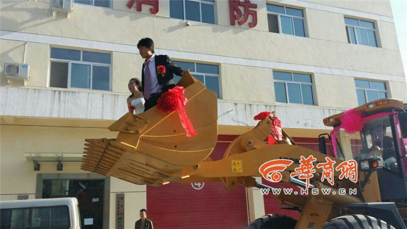 陜西小伙開8臺裝載機接新娘。