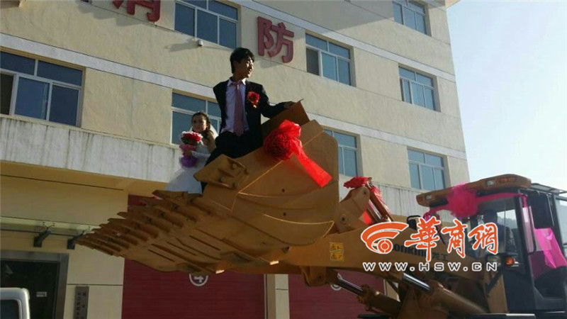 陜西小伙開8臺裝載機接新娘。