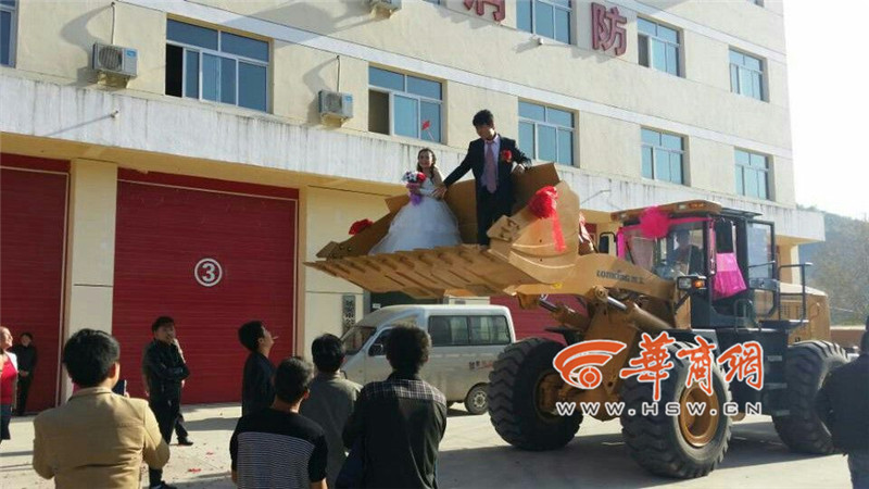 陜西小伙開8臺裝載機接新娘。