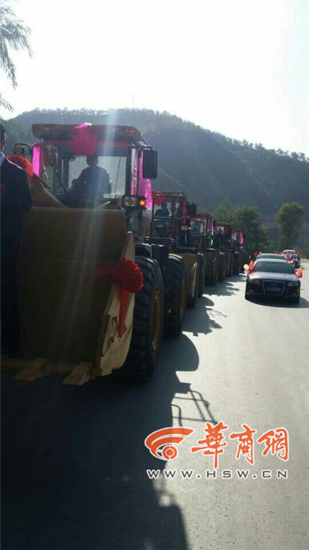 陜西小伙開8臺裝載機接新娘。