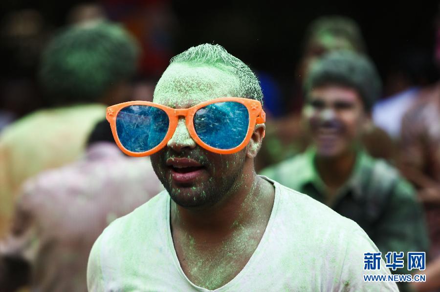 10月16日，在埃及首都開羅，一名男青年在“彩色跑”活動(dòng)中奔跑。