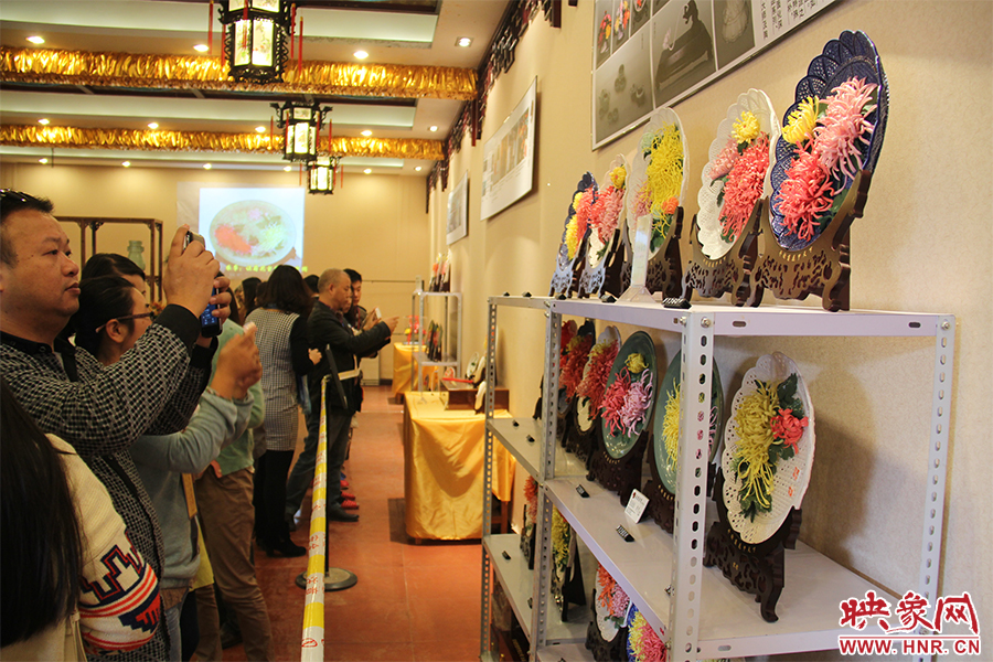 菊花官瓷吸引大家關(guān)注。