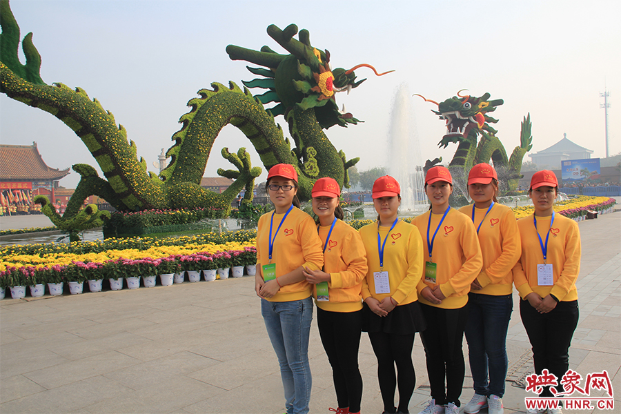 菊花文化節(jié)的志愿者們。