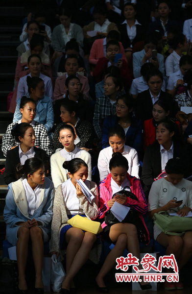 南航在鄭招百名空姐空少 全國千余帥哥美女應試
