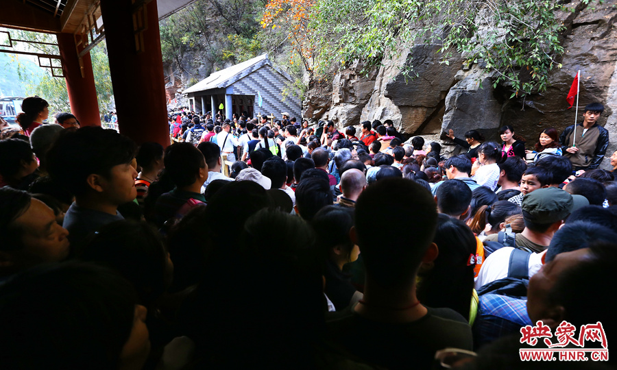 不到百米的碼頭上，等待上船的幾百名游客擁擠在一起