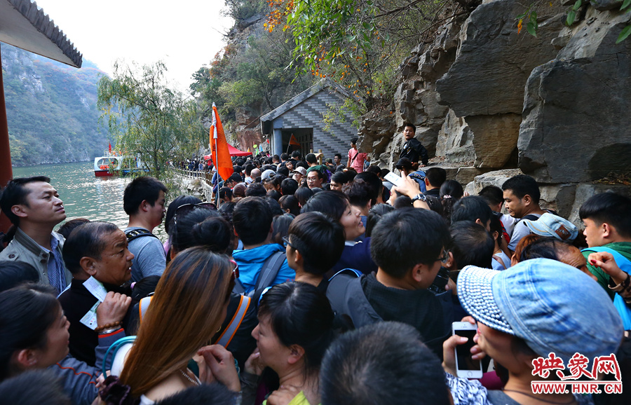 由于景區(qū)沒(méi)有良好的疏導(dǎo)和管理，讓游玩的游客被混亂的狀態(tài)破壞了好心情