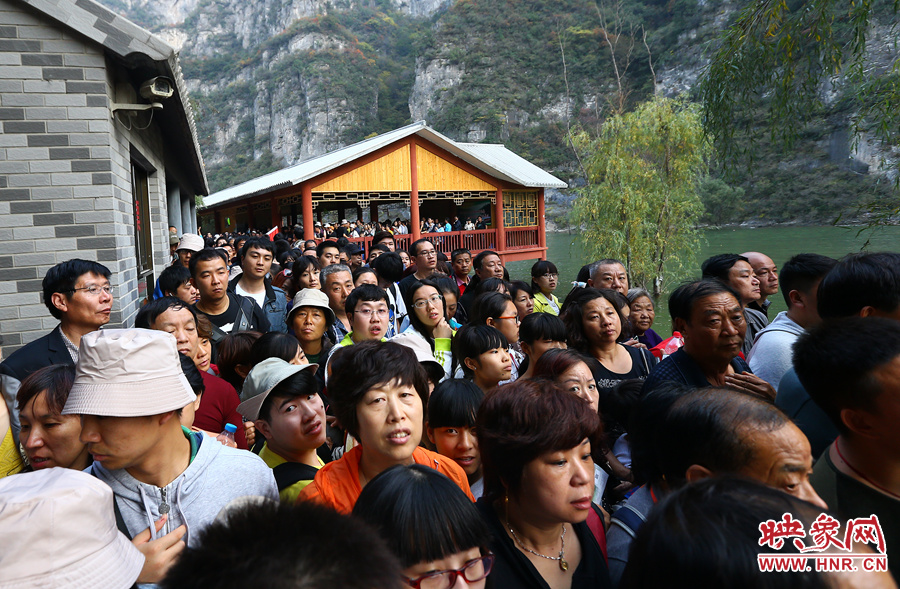 等待上船的碼頭上，游人擁擠不動(dòng)