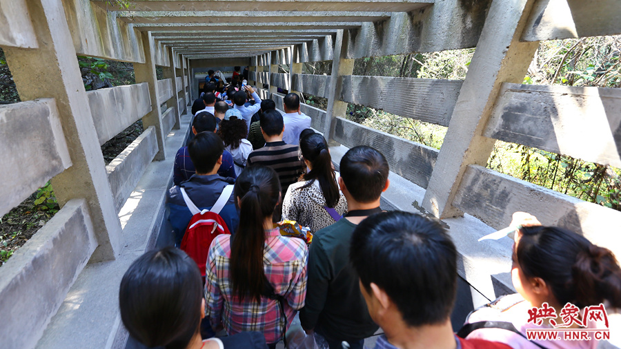 僅有一米左右的通道內(nèi)擠滿(mǎn)了等待上船的游客