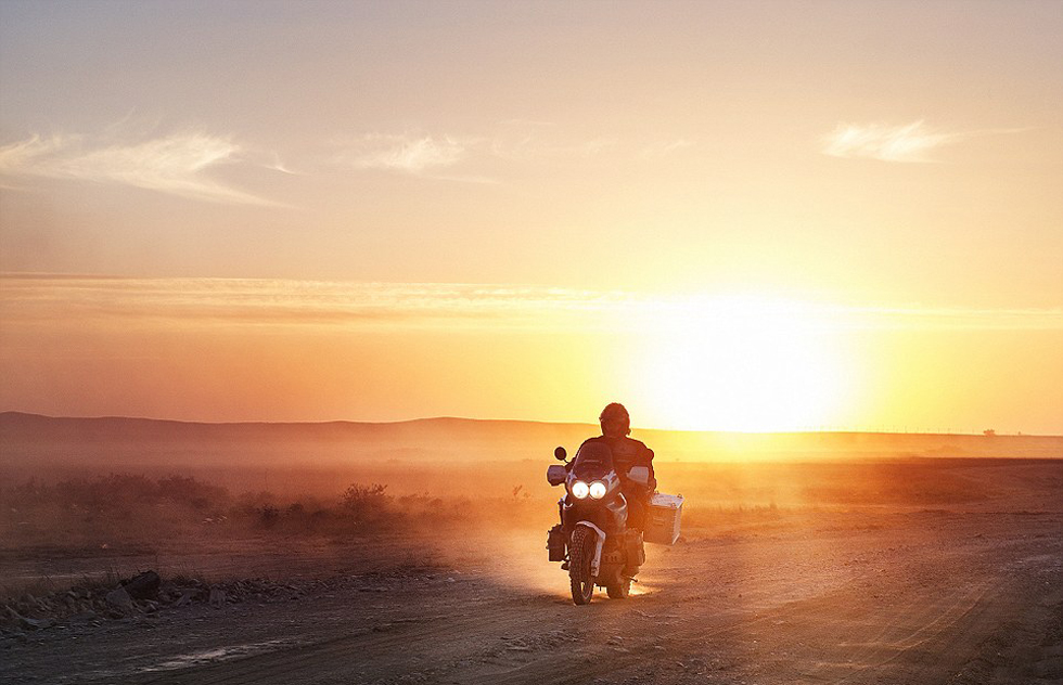 彼得·格里明科在哈薩克斯坦公路上騎行。（網(wǎng)頁截圖）