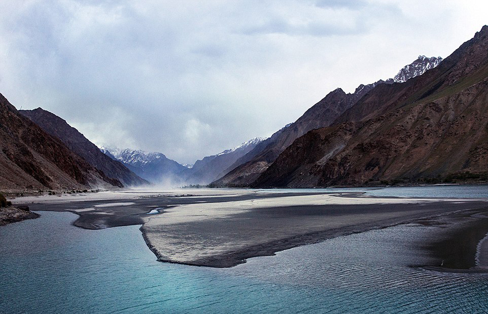 夫婦倆穿越東歐到達亞洲，沿途拍攝到許多美景。