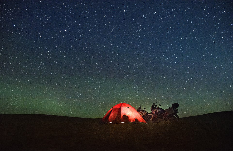 他們曾遭遇沙塵暴和嚴寒，且數(shù)天無法洗澡。
