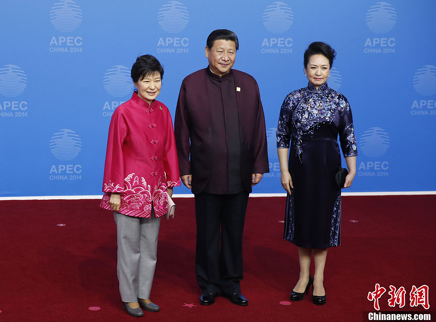 圖為習(xí)近平夫婦歡迎韓國(guó)總統(tǒng)樸槿惠。中新社發(fā) 杜洋 攝