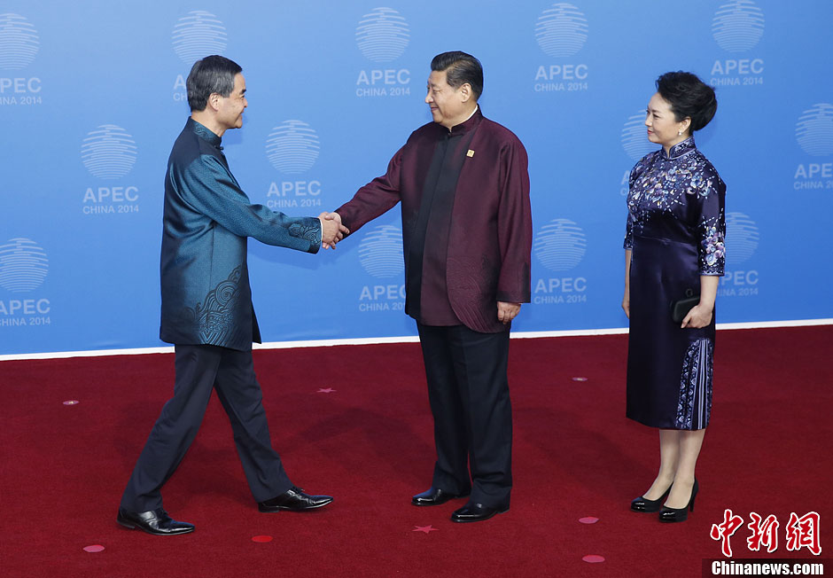 圖為習(xí)近平夫婦歡迎中國(guó)香港特別行政區(qū)行政長(zhǎng)官梁振英。中新社發(fā) 杜洋 攝