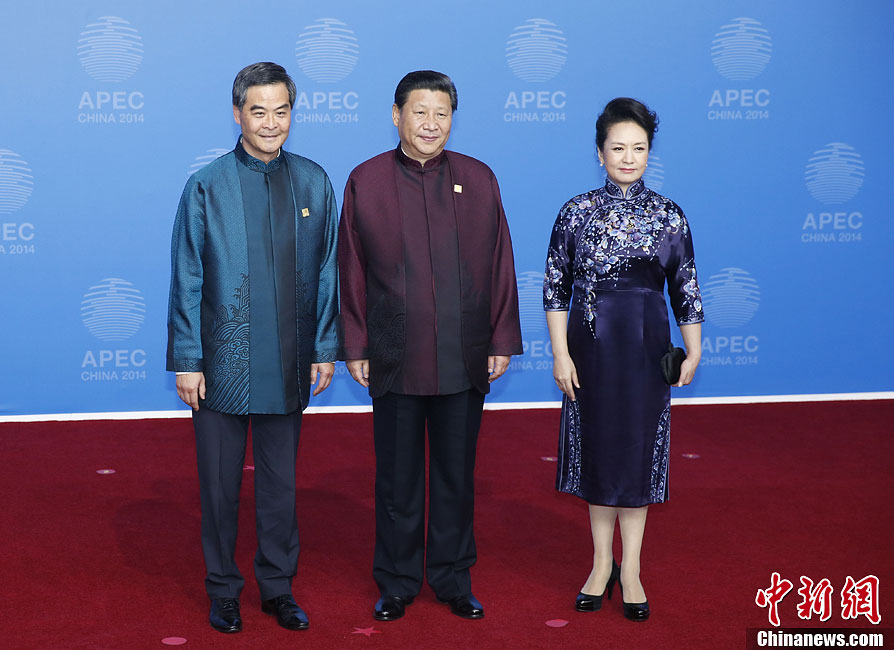 圖為習(xí)近平夫婦歡迎中國(guó)香港特別行政區(qū)行政長(zhǎng)官梁振英。中新社發(fā) 杜洋 攝