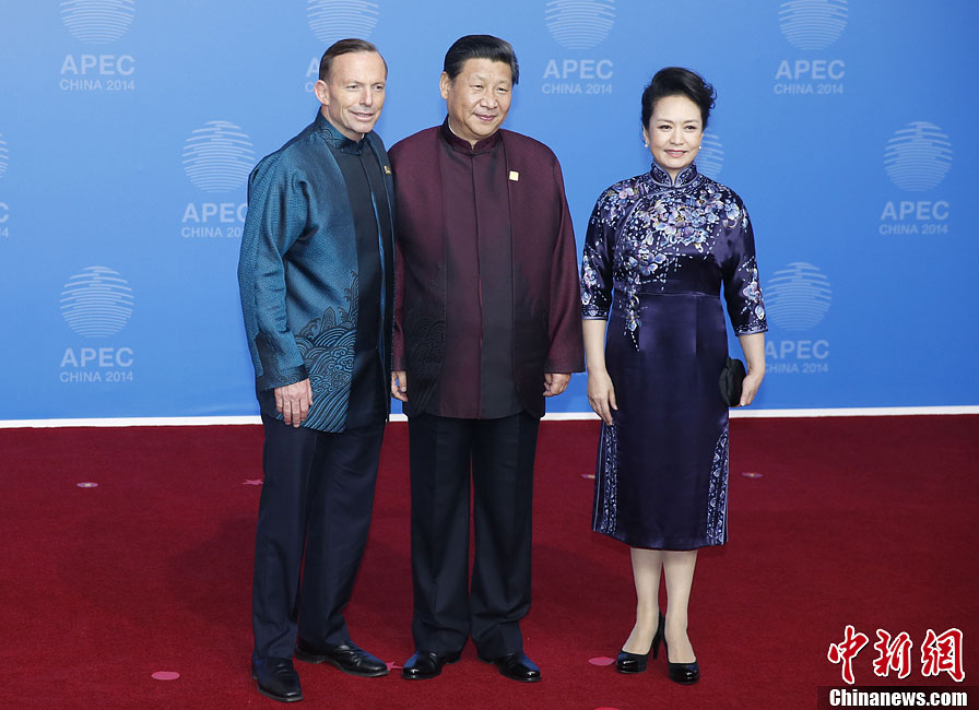 圖為習(xí)近平夫婦歡迎澳大利亞總理阿博特。中新社發(fā) 杜洋 攝