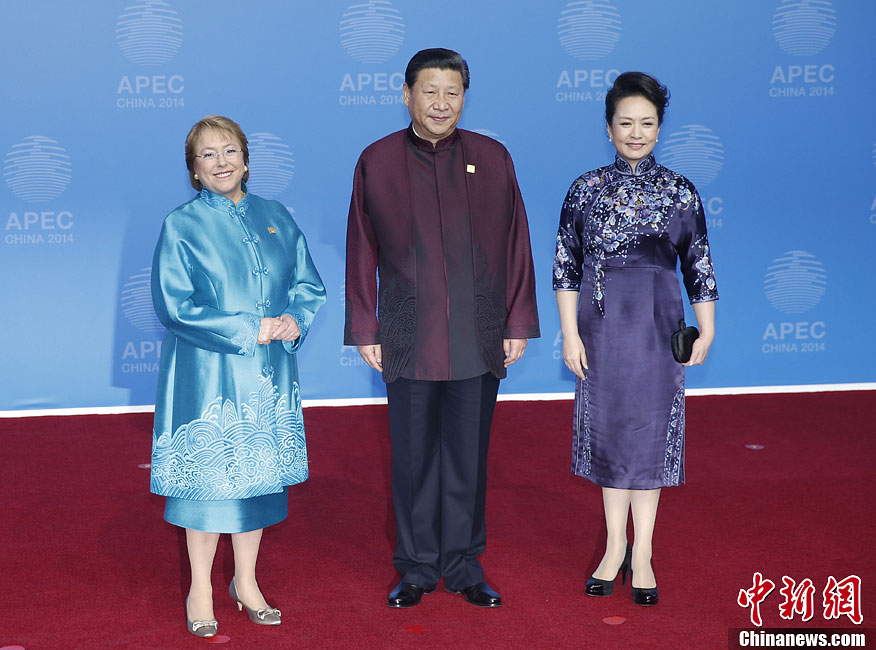 圖為習(xí)近平夫婦歡迎智利總統(tǒng)巴切萊特。中新社發(fā) 杜洋 攝