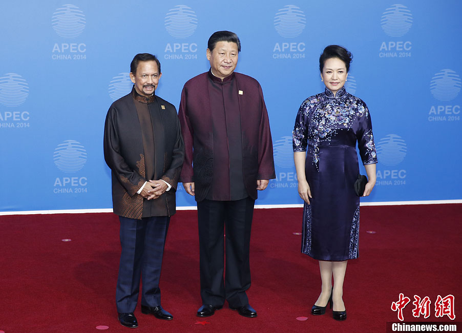 圖為習(xí)近平夫婦歡迎文萊蘇丹哈桑納爾。中新社發(fā) 杜洋 攝