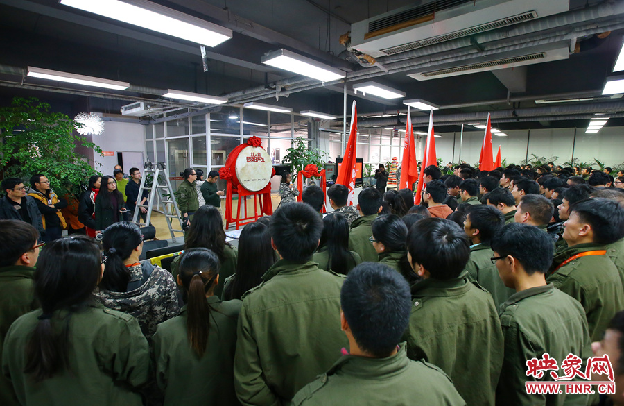 “雙十一”零點到來前，電商的負(fù)責(zé)人為一線員工鼓勁加油