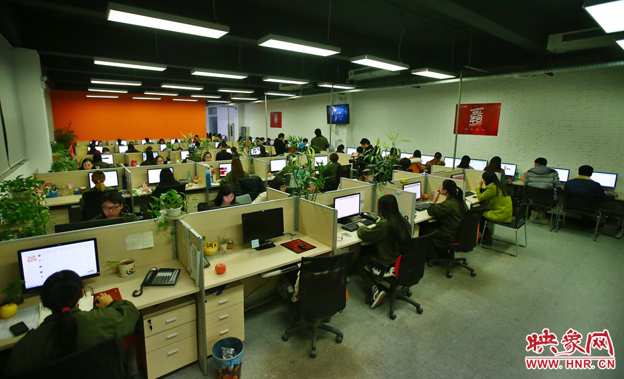 客服大廳內(nèi)，每天電腦前都坐著忙碌的客服人員