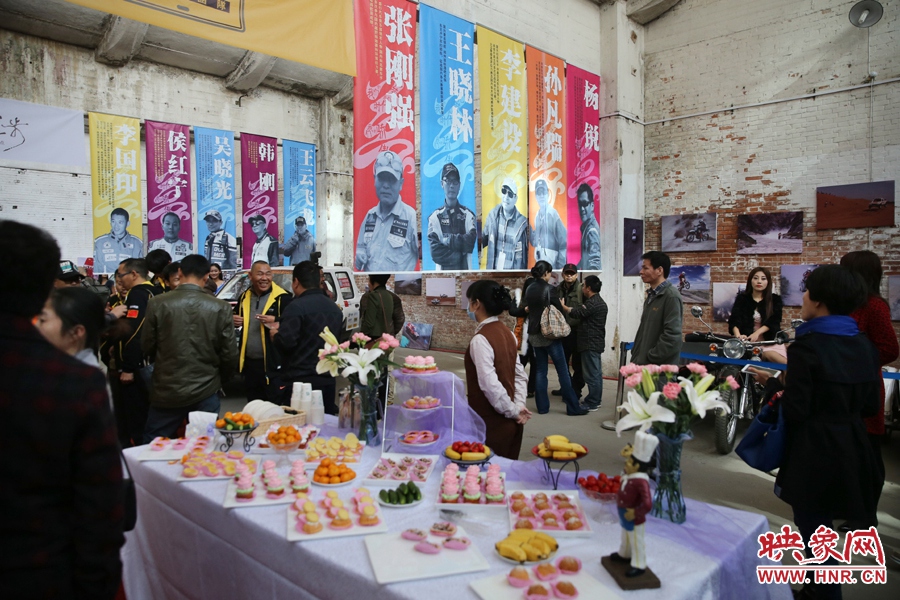 影展現(xiàn)場(chǎng)介紹河南籍賽車的手條幅掛滿展室。